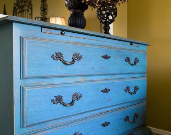 Distressing furniture with Beta Chalk Paint